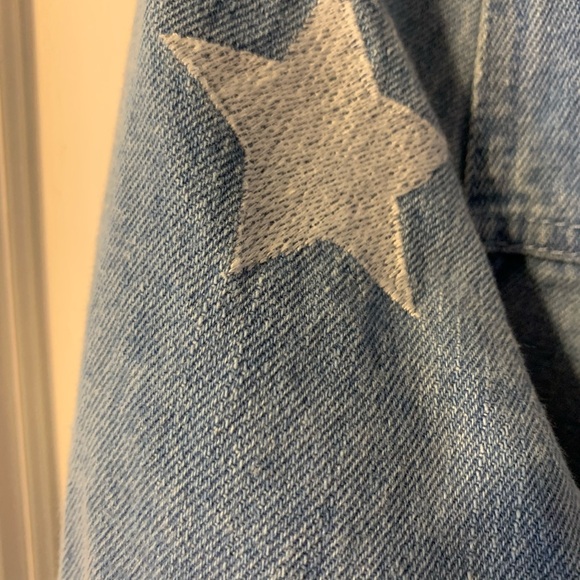 Jean jacket with embroidered stars. Cupcakes and Cashmere. size Large - Picture 2 of 4